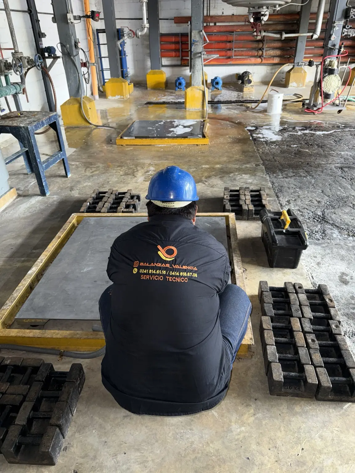 Técnico de Balanzas Valencia verificando una plataforma con masas de referencia